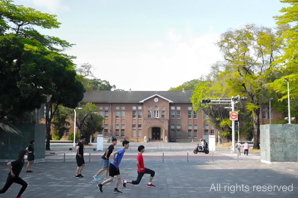 台南市衛生局追蹤行蹤，其中一確診者曾赴成功大學光復校區高場西籃球場地打球，目前已全部尋獲。（取自成功大學臉書）