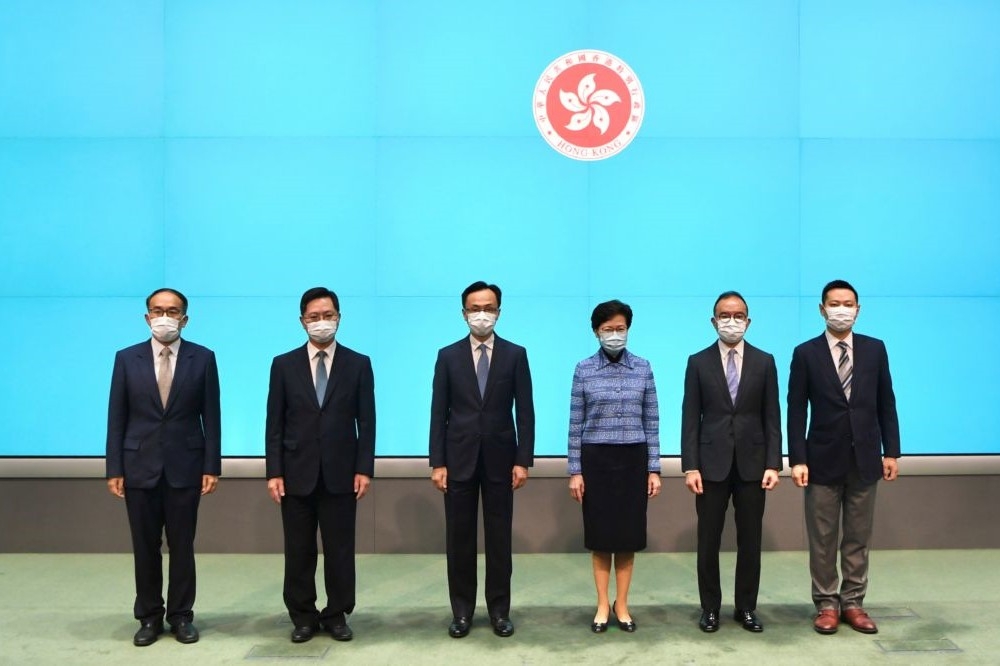 22日，香港特首林鄭月娥（右三）偕同港府5名新任局長召開記者會。（湯森路透）