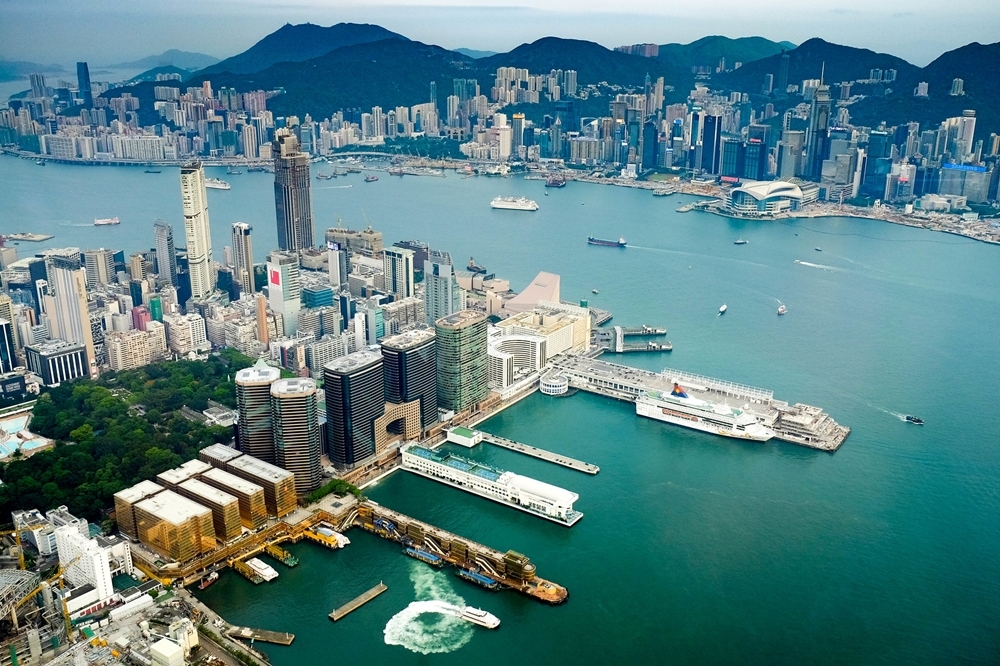 鳥瞰維多利亞港，圖片上方為中環（2016 © serena_tang , Victoria Harbour, Hong Kong @ Flickr, CC BY-SA 2.0.）