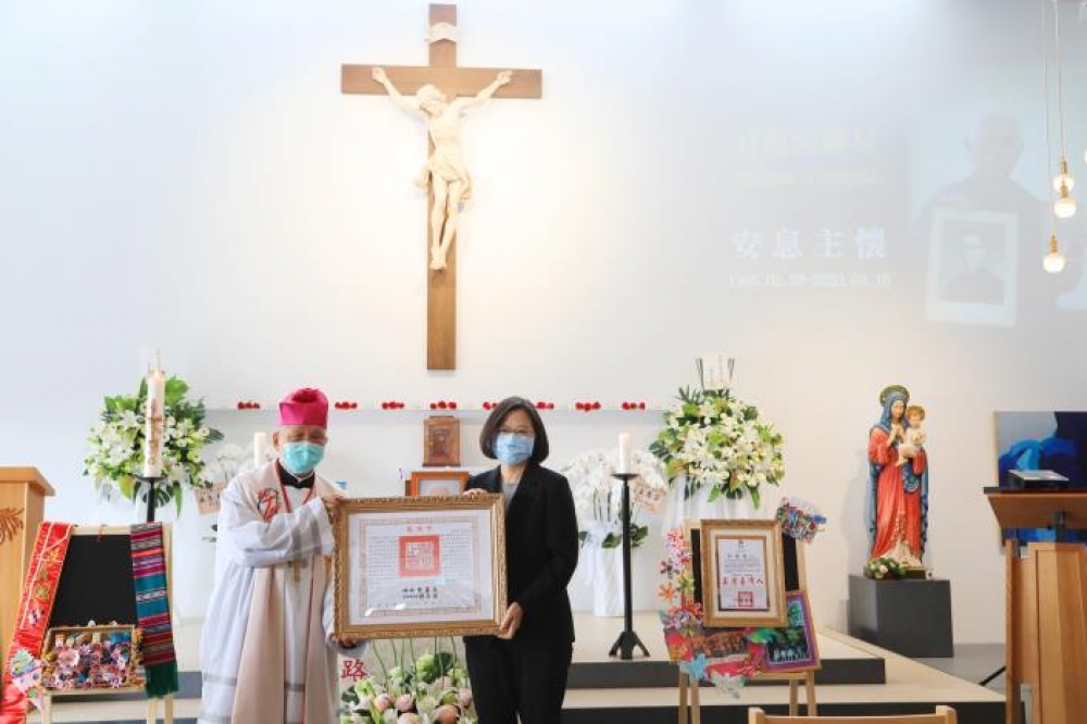 蔡英文總統今日頒發褒揚令與甘惠忠神父代表所有台灣人民向他致上最高的敬意與感謝(台南市政府提供)