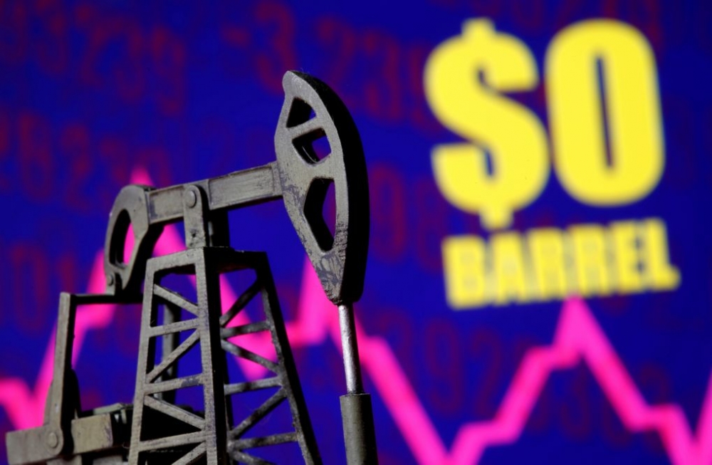 國際原油期貨價格表現不佳，壓垮美國石油業者。（湯森路透）