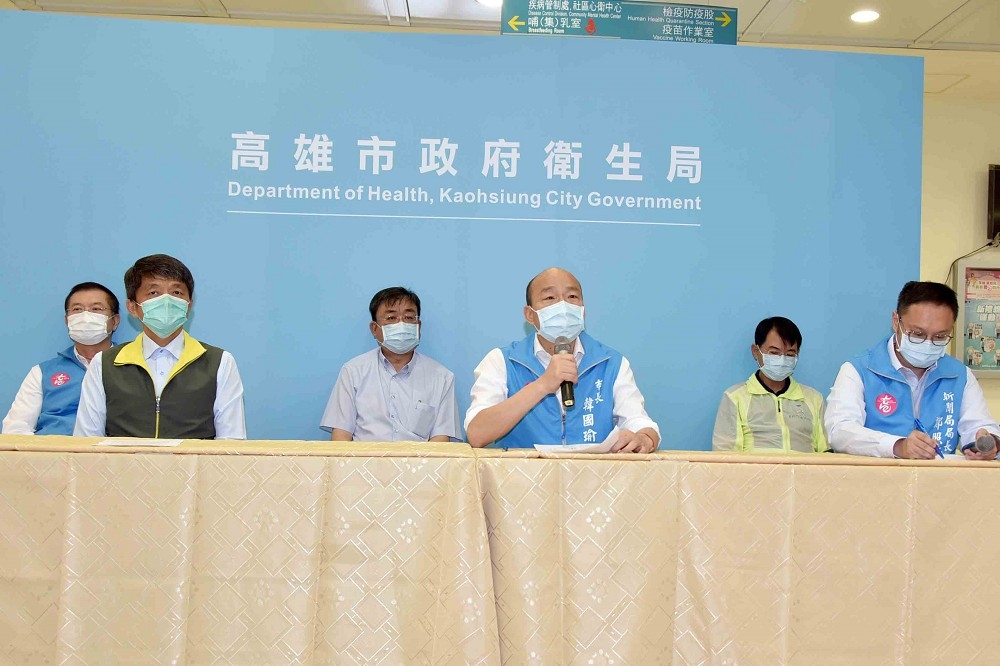 高雄市政府25日上午舉行「嚴重特殊傳染性肺炎疫情記者會」，會中市長韓國瑜表示，會堅定不移地執行防疫兵推。（高雄市政府提供）