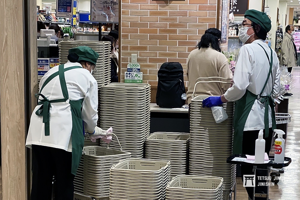 日本最大的物流超市伊藤洋華堂，安排員工隨時以酒精消毒液擦拭購物籃與推車，並且放置消毒液供客人消毒（右前方處）。（陳威臣攝）