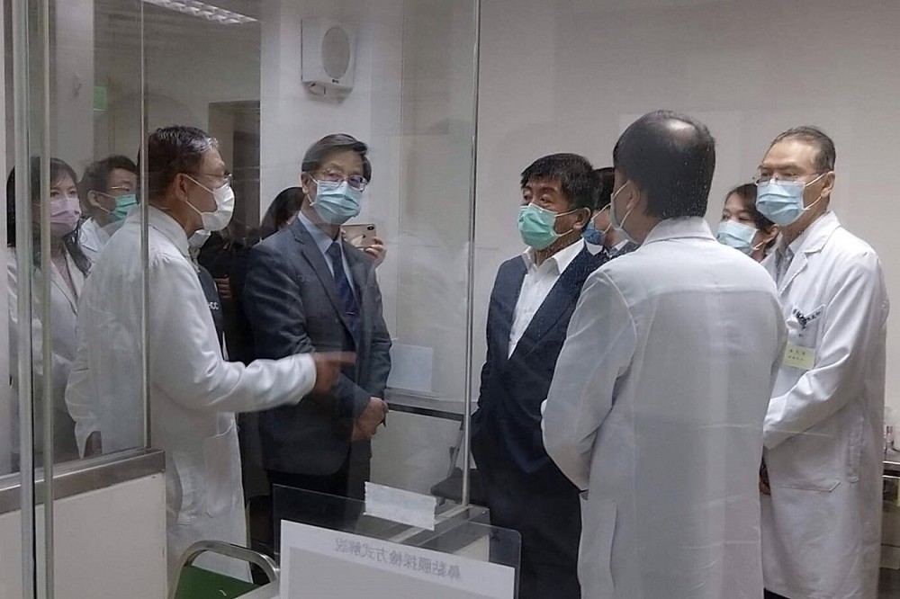 疫情指揮中先視察台北和平醫院。（圖片由疫情指揮中心提供）