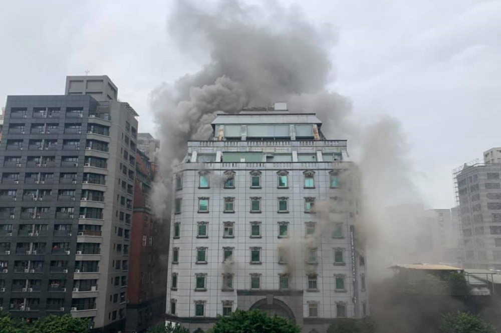 台北市林森北路錢櫃26日上午發生火警，造成5人死亡、1人命危及48人輕重傷。（取自錢櫃林森北店地標臉書）