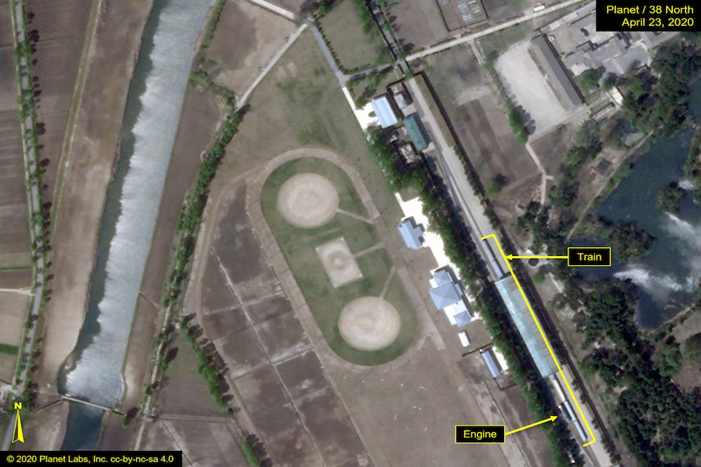 根據「北緯38度」公布衛星拍攝的影像顯示，一列疑是北韓最高領導人金正恩的專列火車，21日被拍到停在北韓東部的元山市。（湯森路透）