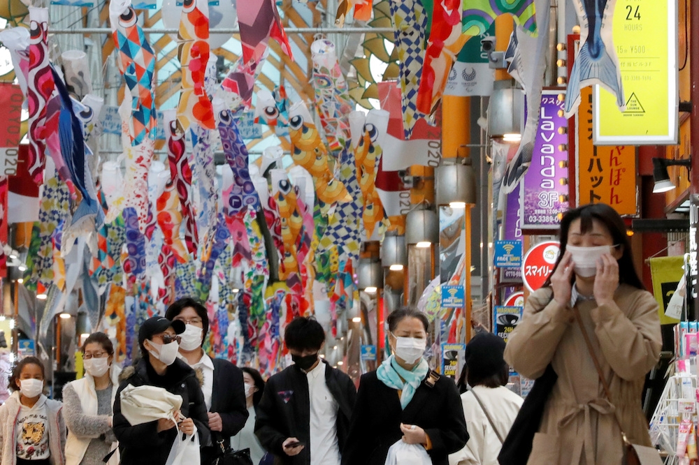 日本新冠肺炎疫情嚴重，確診人數破萬人，東京是重災區近4000人染疫。（湯森路透）