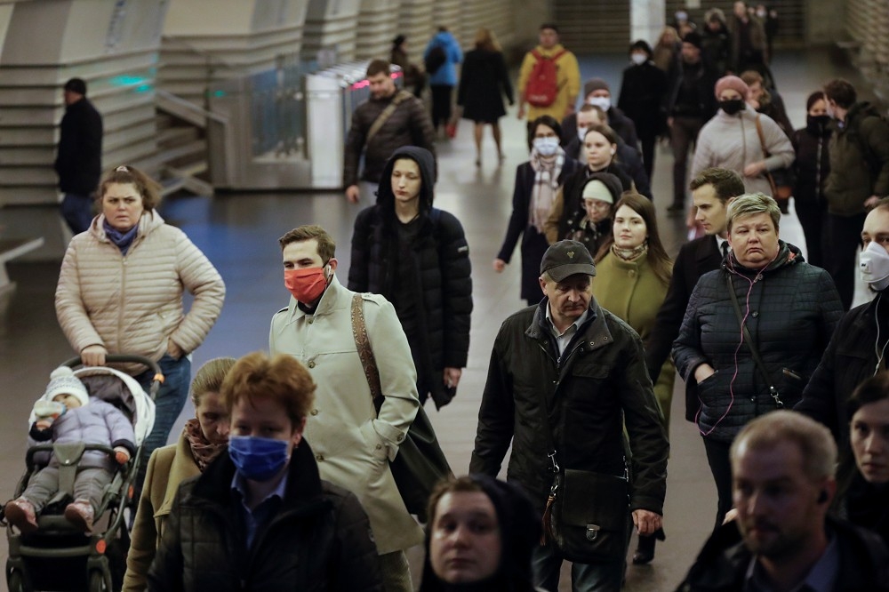 俄羅斯聖彼得堡的旅客在月台穿梭。（湯森路透）