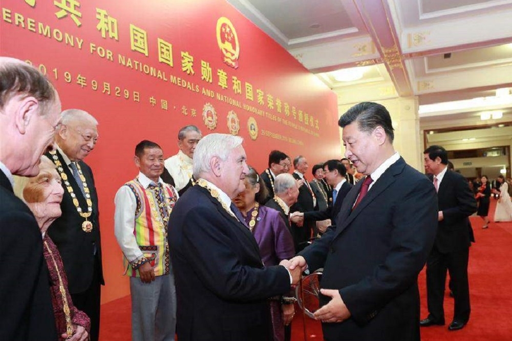 近平為「中國人民的老朋友」拉法蘭頒發友誼勳章。（摘自中國人民網）