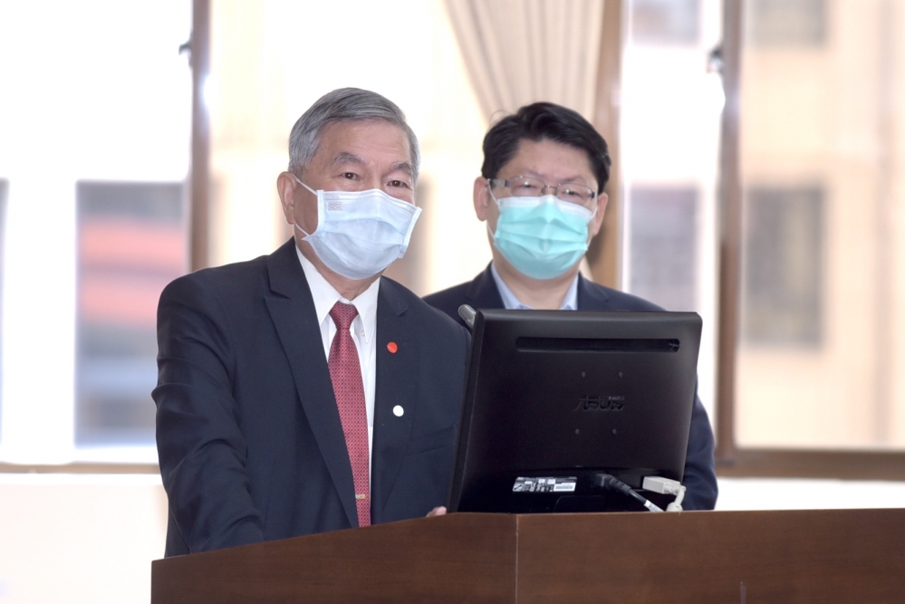 經濟部長沈榮津（左）表示，經濟部將投入5000萬元開發100台呼吸器原型機。（張哲偉攝）