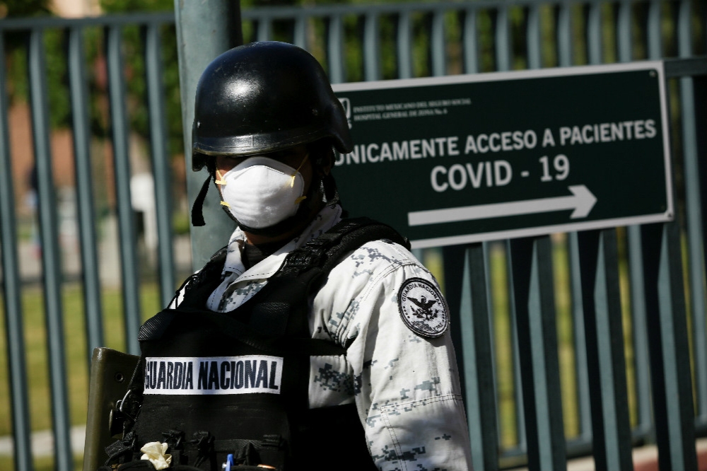 戴口罩值勤的墨西哥邊境警察。（湯森路透）