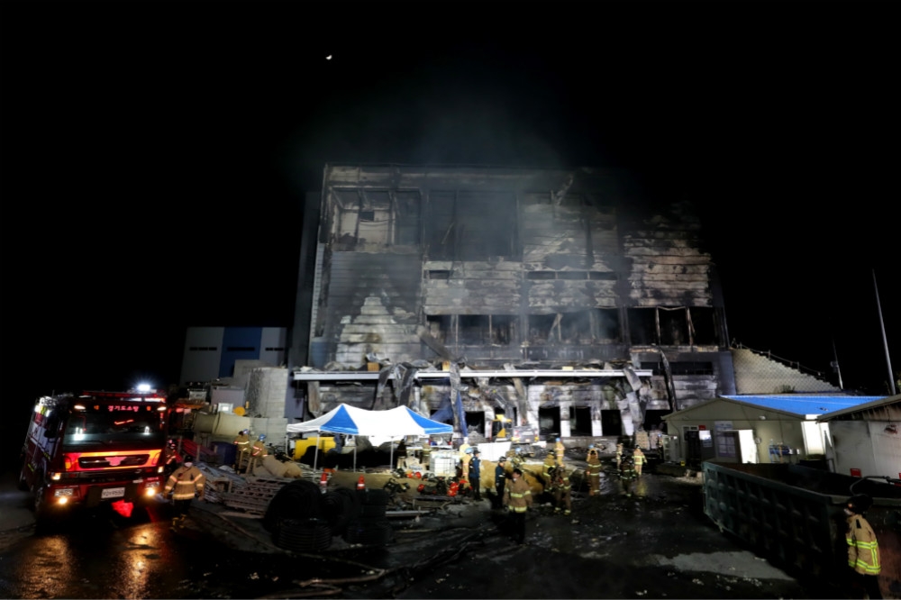 南韓京畿道一處未完工倉庫發生大火，造成38人不幸罹難。（湯森路透）