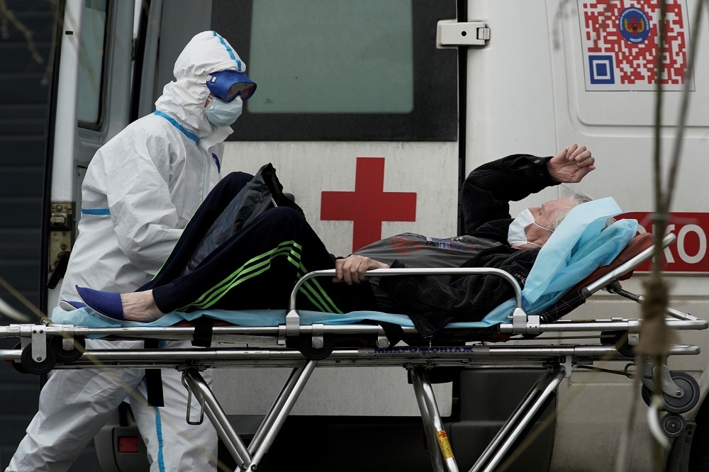 俄國莫斯科救護人員將民眾送上救護車。（湯森路透）
