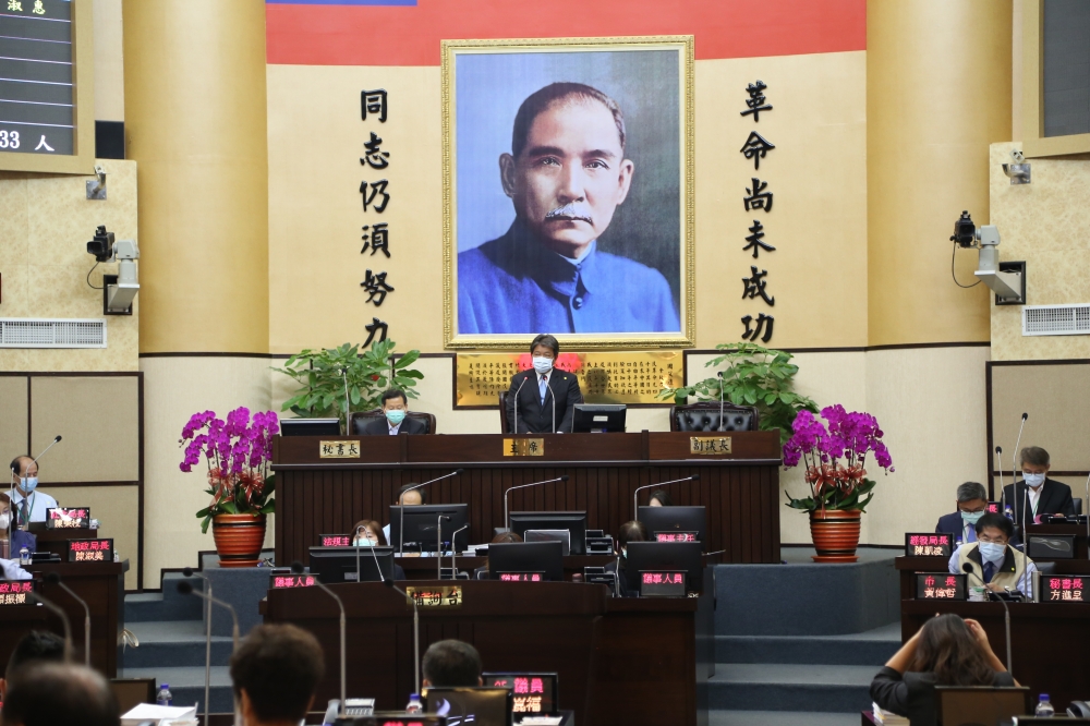 台南市議會第三屆第三次定期會30日開議，議長郭信良(中立者)及全場議員市府官員都全程戴口罩。(台南市議會提供)