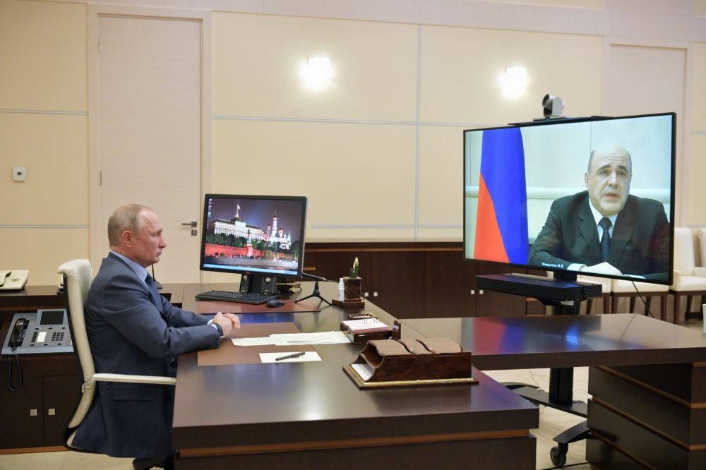 俄羅斯總統普京（左）30日與總理米舒斯金進行視訊會議。（湯森路透）