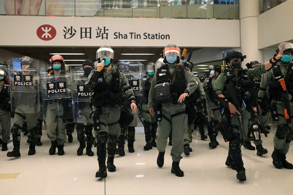香港警力1日在香港街頭戒備。（湯森路透）