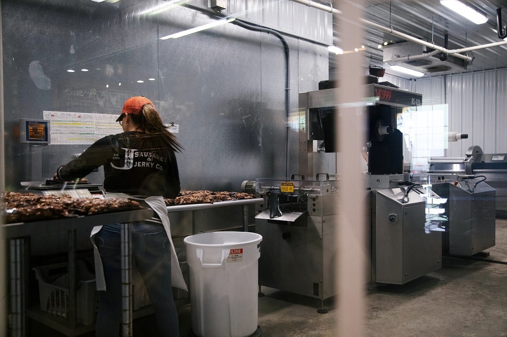 1名女作業員在美國肉品工廠中工作。（湯森路透）