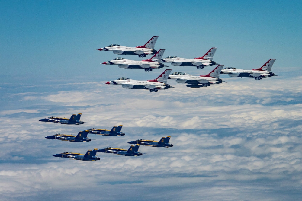 由6架F-16 C/D與6架F-18 C/D戰機組成，共同向全美醫護致敬。（湯森路透）