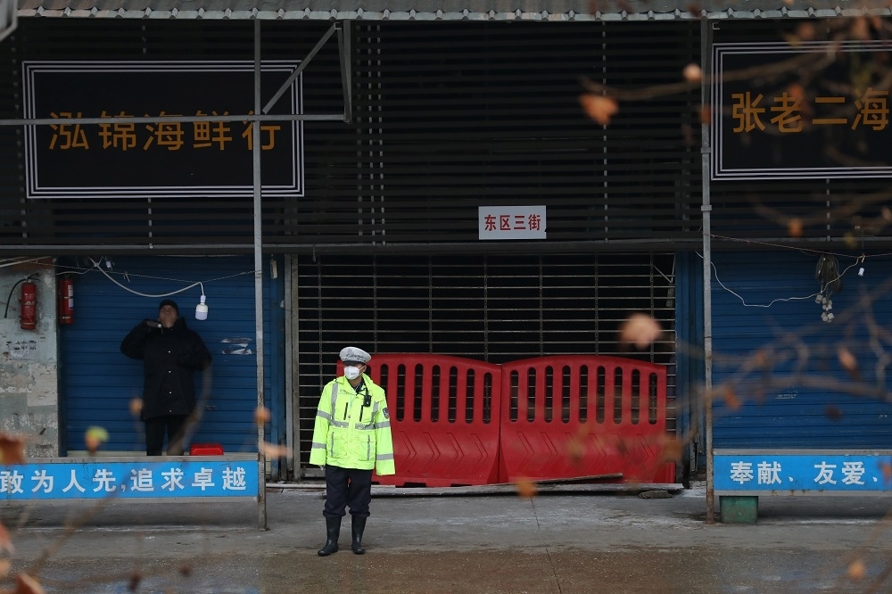 新冠肺炎爆發源頭眾說紛紜，但大多指向武漢華南海鮮批發市場。（湯森路透）