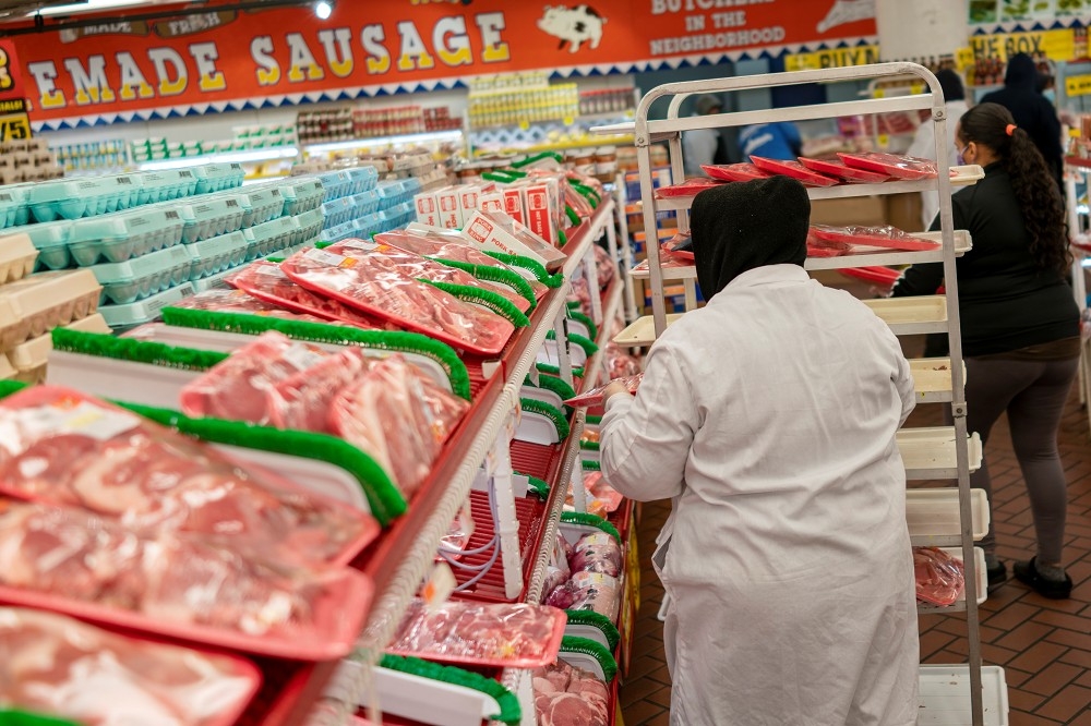 美國肉品加工廠紛傳群聚感染，肉品供應收緊。（湯森路透）