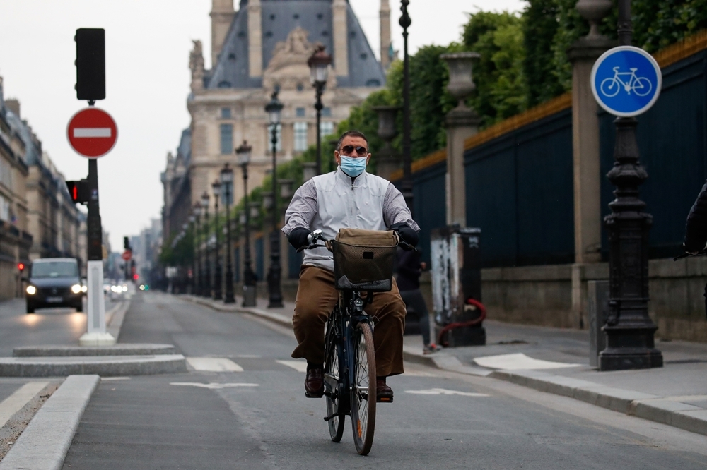5月5日，新冠肺炎疫情期間，一個男子戴著口罩在巴黎騎腳踏車（湯森路透）