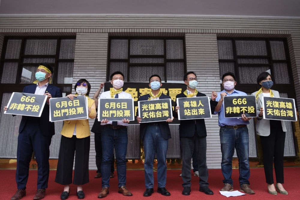 6日泛綠立委聯合舉行記者會控訴，指出韓國瑜及其市府團隊利用各種手段阻撓罷免投票。（蔣銀珊攝）