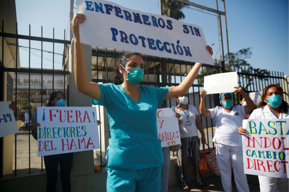 確診超越5萬例的秘魯，醫護人員上街抗議「缺乏必要防護裝備」。（湯森路透）