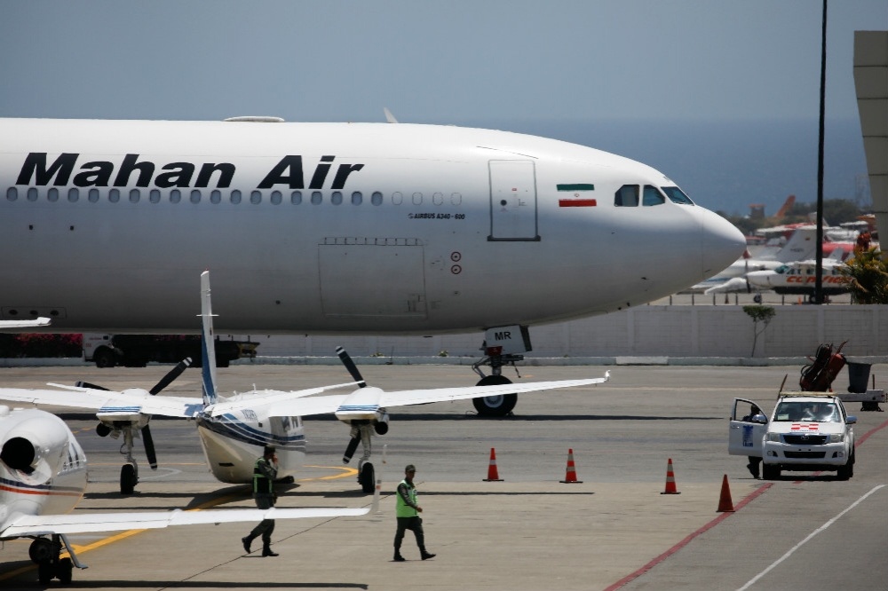 伊朗著名的馬漢航空客機，降落在委內瑞拉機場。（湯森路透）