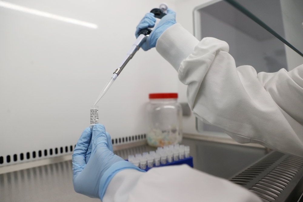 英國生物製藥公司「Cobra Biologics」的研究員正在測試新冠肺炎疫苗（湯森路透）