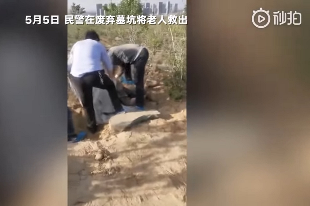 陝西一位男子將母親帶去廢棄墓坑活埋。（圖片取自影片）
