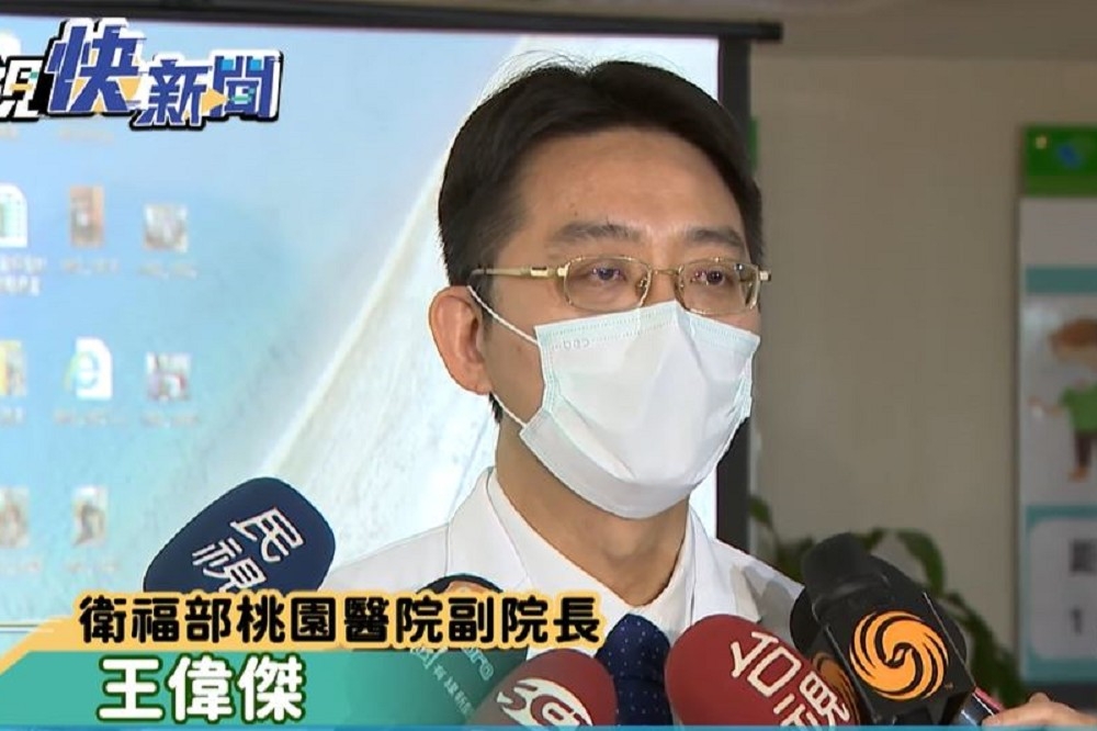 桃園醫院腎臟科醫師王偉傑表示，透過「血液淨化技術」成功改善國內新冠肺炎重症患者的症狀。（取自民視新聞）