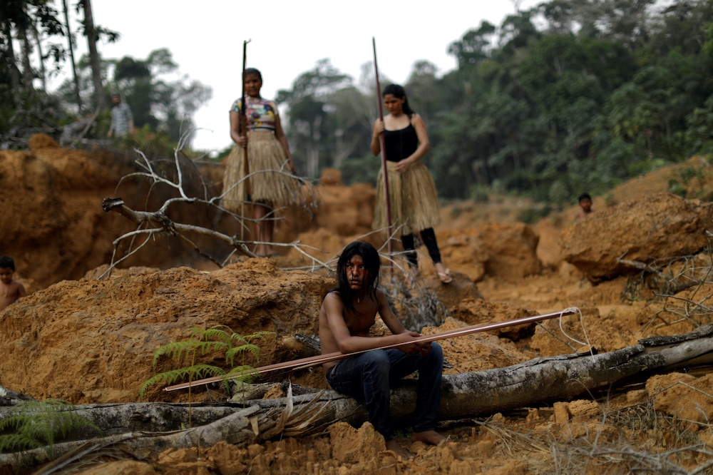 巴西政府以防疫為藉，頒佈法令合法化土地掠奪，加速森林濫伐和剝奪土著部落土地使用權。（湯森路透）
