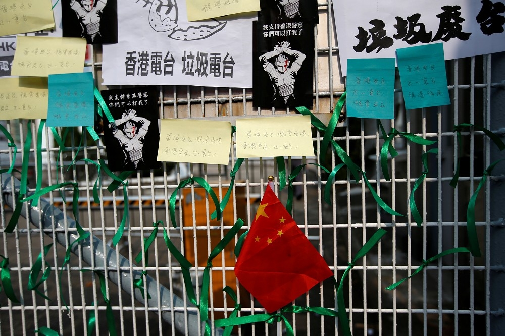 2019年8月，香港電台總部遭反送中群眾貼上抗議標語。（湯森路透）