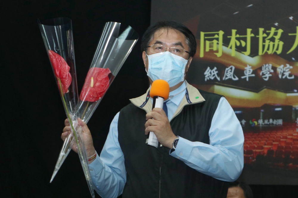 台南市長黃偉哲8日上午表示，希望中央的振興紓困方案，一次推出就能拍手叫好，不是扼腕嘆息、拍桌嘆氣。（實習記者趙先竣攝）