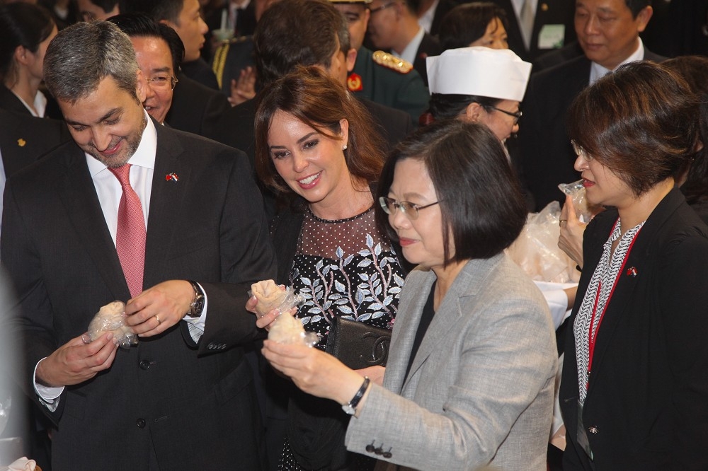 巴拉圭疫情及經濟因素下，支持台灣所承受的壓力日益增加。圖為巴拉圭總統阿布鐸賢伉儷（左一、二）參與台灣2018年國慶酒會。（資料照片／張哲偉攝）