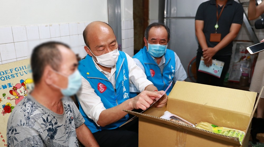 高雄市長韓國瑜致贈社會局精心準備的「防疫暖心包」，協助弱勢族群度過艱困時刻。(高雄市政府提供)