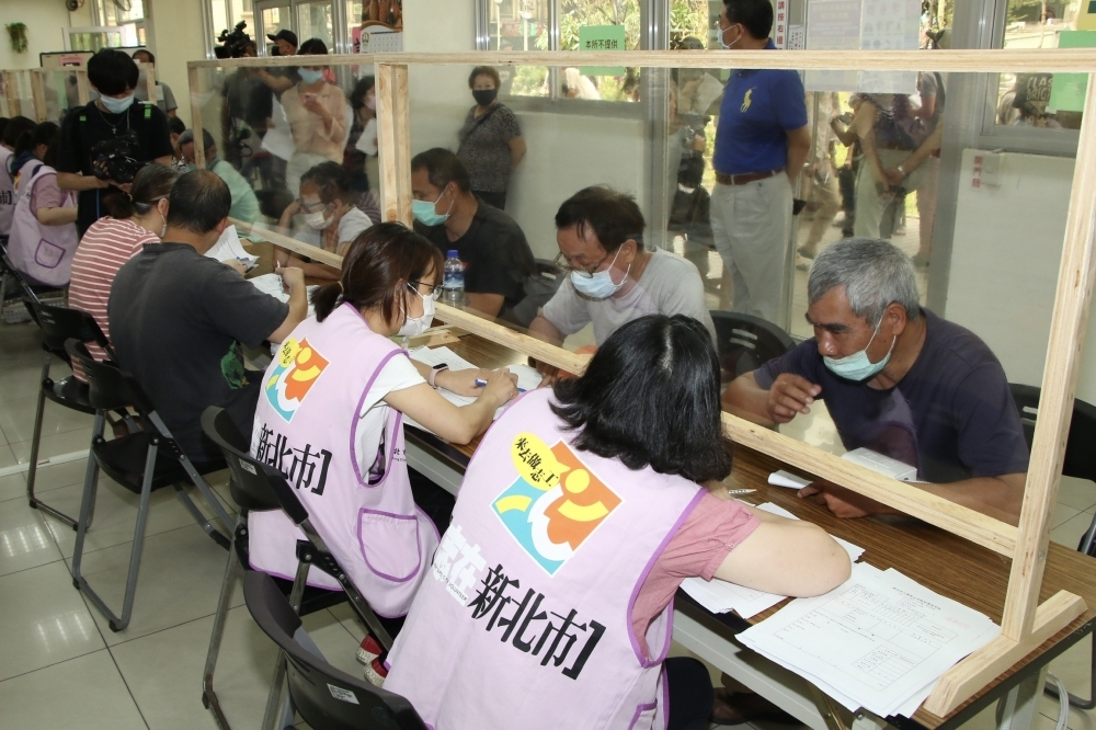 對於送上萬紓困案引外界批評，新北市府9日澄清，「都經過審核」。圖為新北市新莊區公所。（資料照片／王侑聖攝）