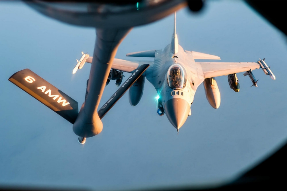 正在進行空中加油的F-16戰機。（圖片取自美國空軍）