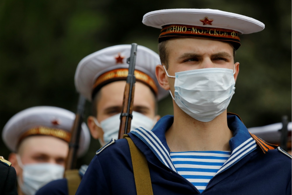 戴口罩參與二戰勝利日的俄羅斯官兵。（湯森路透）