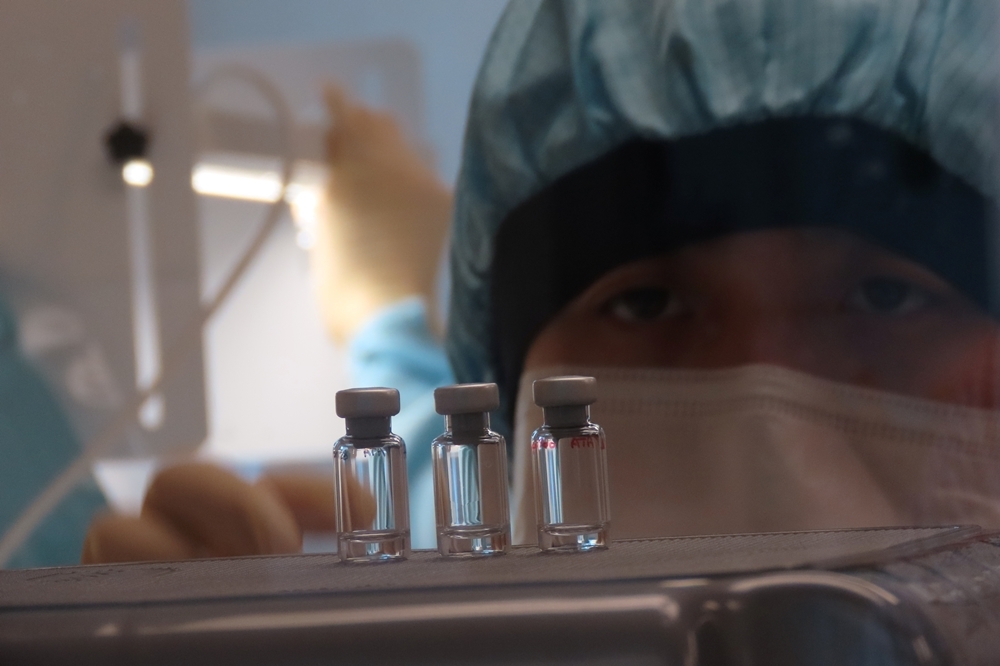 牛津大學臨床生物製藥工廠（CBF）的科學家正在檢測疫苗專用瓶的品質是否合乎標準（湯森路透）