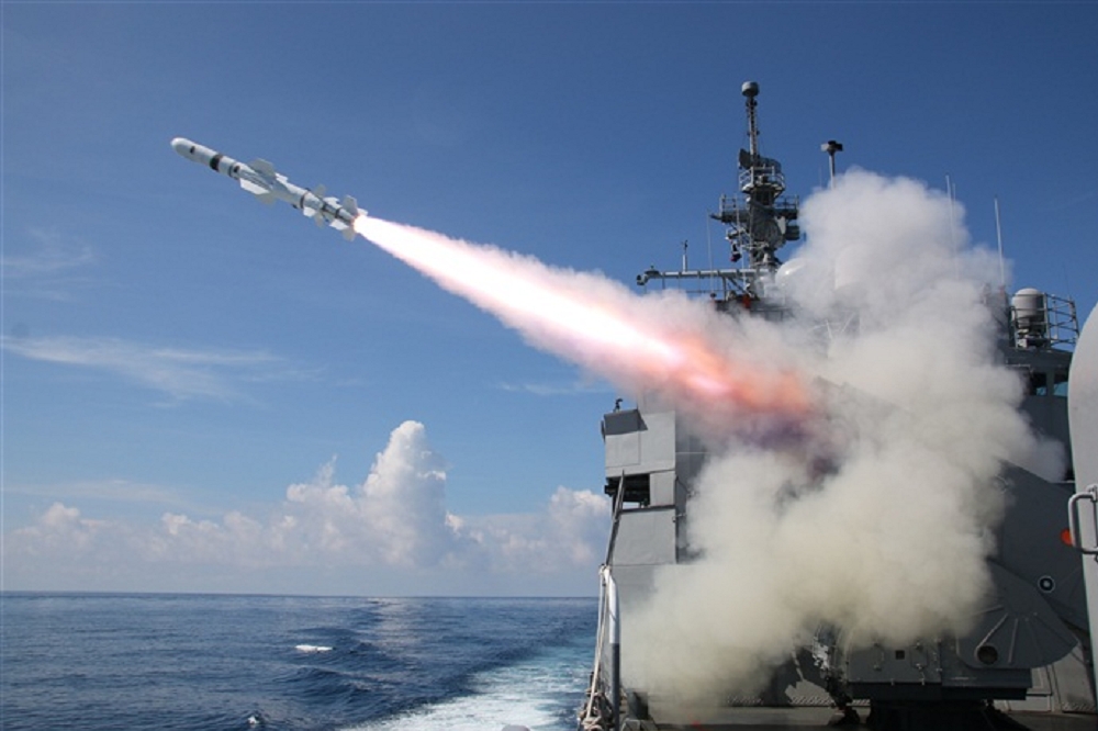 海軍將分階段向美採購10多套「岸置機動型魚叉攻陸飛彈系統」與「目標獲得相關配套系統」，預算額度將超過3百億台幣。圖為海軍濟陽級軍艦發射RGM-84艦射型魚叉飛彈。（國防部提供）