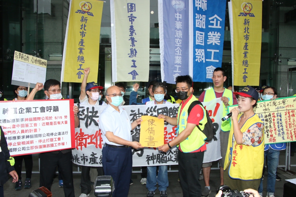 神腦國際工會於12日至交通部前舉牌抗議，針對工會的指控，神腦國際做出回應。（王侑聖攝）