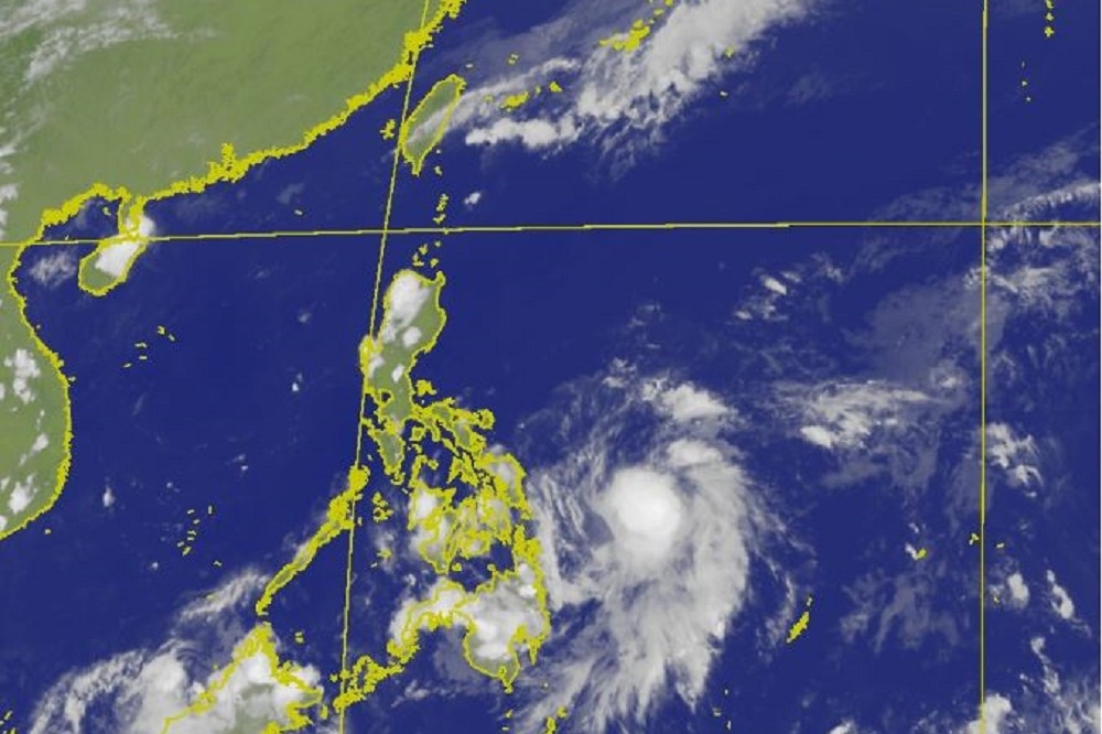 中央氣象局12日指出，菲律賓東方海面的低壓雲系，已發展成「熱帶性低氣壓」，13日有機會發展成今年第一號颱風「黃蜂」。（取自中央氣象局）
