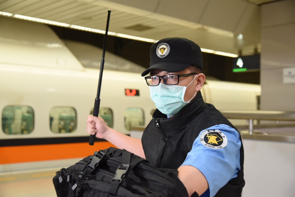 台灣高鐵公司聘請具有武術能力，並領有武術證照者，擔任高鐵列車上的車安保全。（蔣銀珊攝）