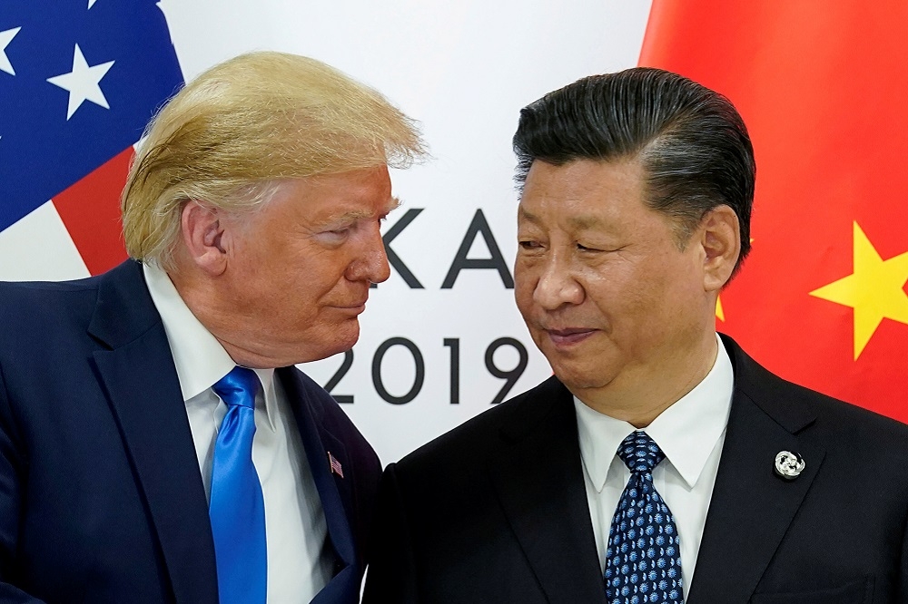 2019年，美國總統川普（左）及中國國家主席習近平（右）出席日本G20峰會。（湯森路透）