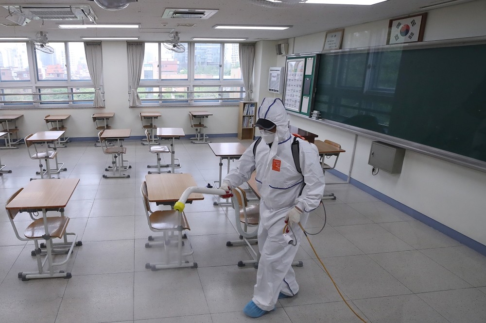 南韓補習班進行消毒。（湯森路透）