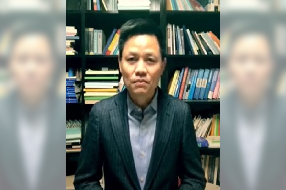 前中國華東政法大學副教授兼律師張雪忠，在兩會登場前夕，公開呼籲人代表啟動全民制憲。（取自Youtube）