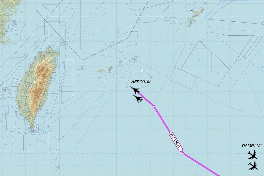 美軍兩架B1B戰略轟炸機14日從關島安德森空軍基地，經台灣東面海域飛向西北方向。（取自Golf9 twitter ）