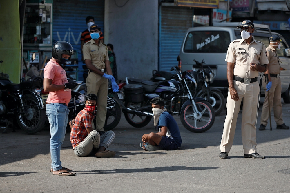 印度警方擺脫暴力、無視人權的負面形象，成為防疫第一線的暖心戰士。（湯森路透）