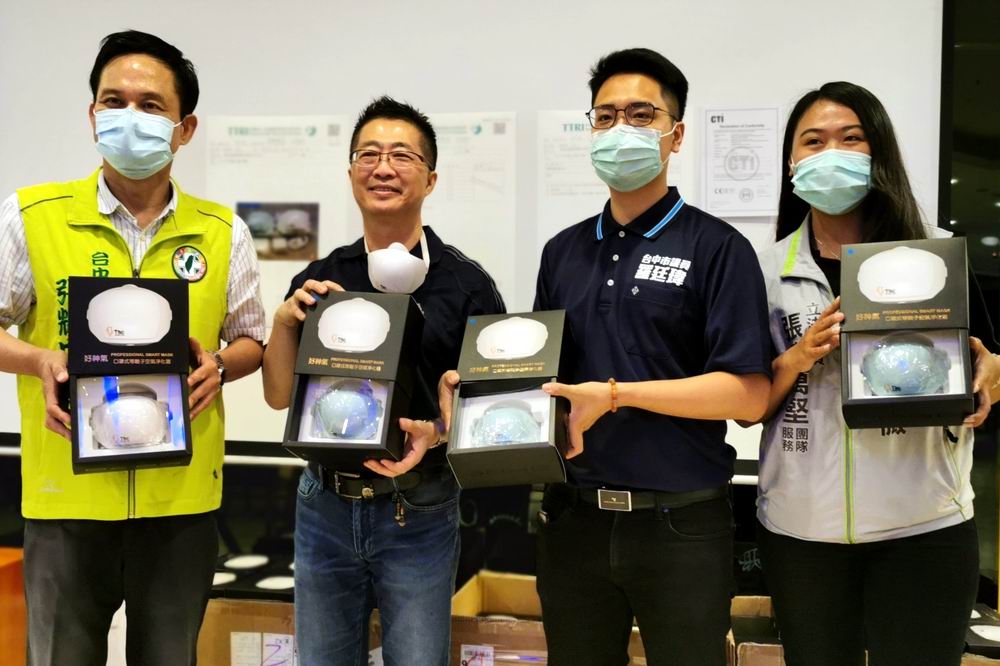 台灣愛迪生鄧鴻吉（左二）提供智慧型口罩由民代轉發給醫療人員等特殊需要者使用。（楊文琳攝）